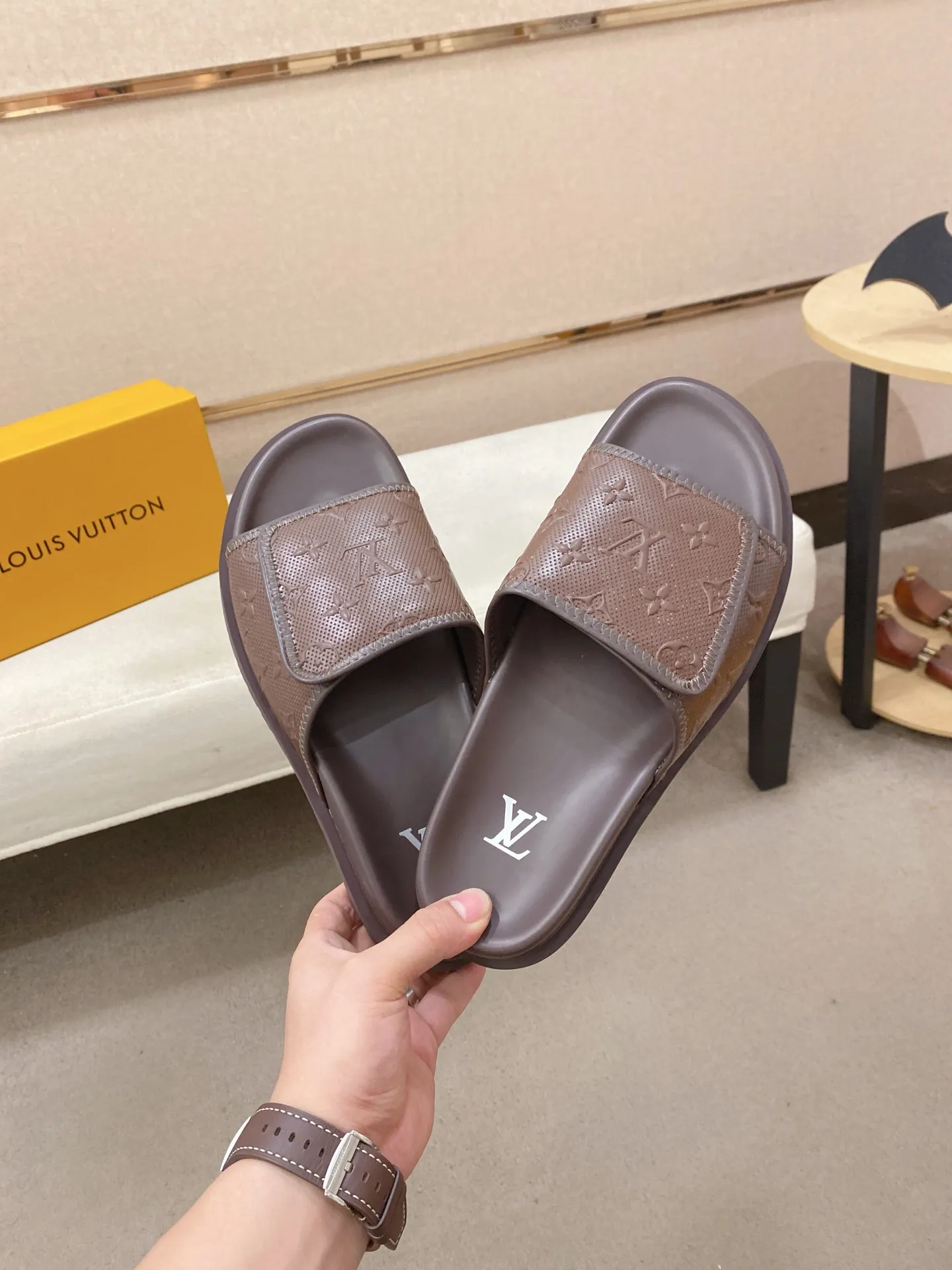 Men's shoes💰: 320💰Made by LV🔍Top purchasing agent, men's spring and summer slippers are available at the same counter. The uppers are made of cowhide imported from Italy, with logo graphics and high-quality craftsmanship. Soles: original soles specially provided by the original factory. Exclusive molded soles are super comfortable. Original goods with single order, 🔍🔍high quality, you can enter and exit the counter at will. Welcome to compare, code number 38-44.